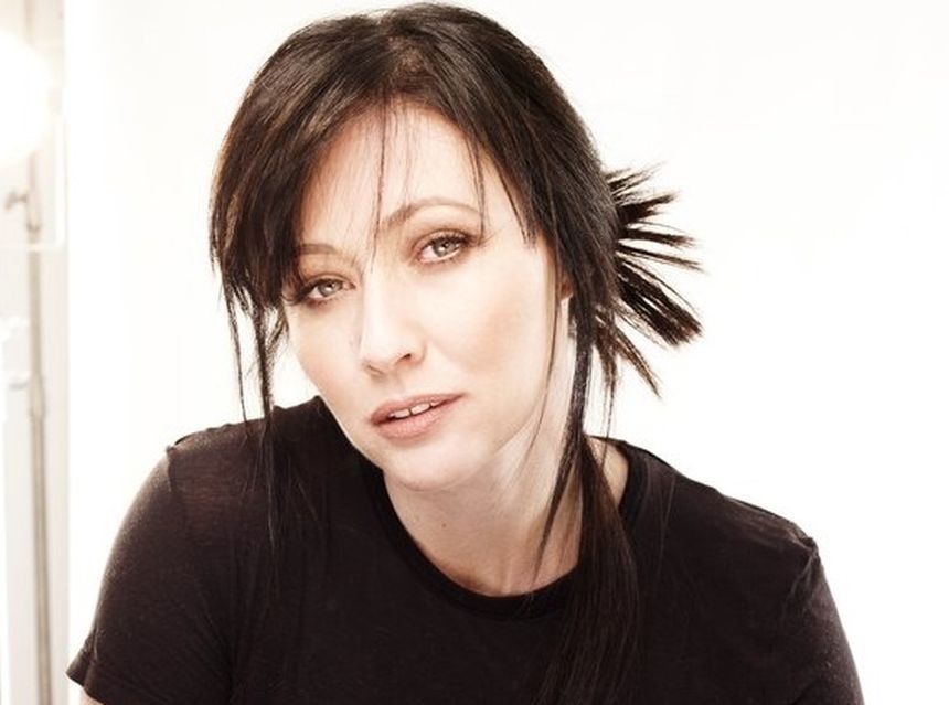 Imagine Stire Shannen Doherty a dezvăluit că nu a scăpat de cancerul la sân, diagnosticul din prezent aratând că este în stadiul patru | 2review.ro