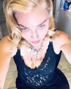 Madonna le ofera apartamentul sau din New York printului Harry si lui Meghan Markle (Video)