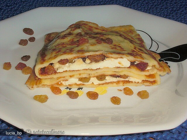 Imagine Reteta culinara Clatite Rusesti cu Branza de Vaci si Stafide | 2review.ro