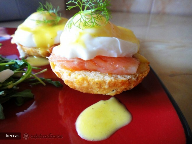 Imagine Reteta culinara Oua Benedict cu Somon Afumat si Sos Hollandaise | 2review.ro