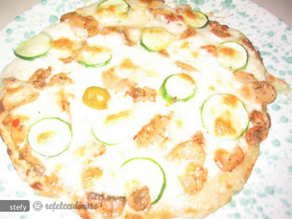 Imagine Reteta culinara Pizza cu Dovlecei si Ciuperci (Bianca) | 2review.ro