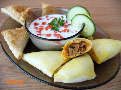 Imagine Reteta culinara Trigoane cu Carne si Sos Grecesc | 2review.ro