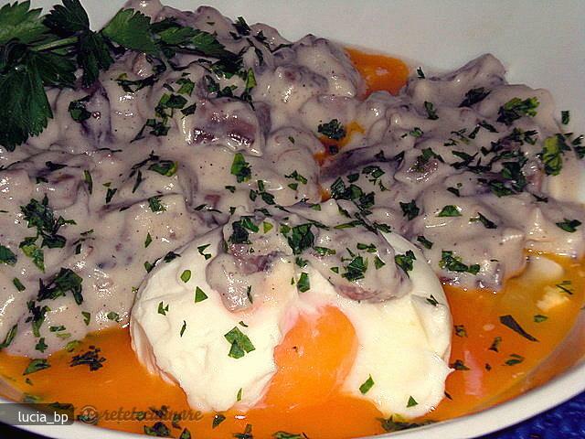 Imagine Reteta culinara Ciuperci cu Sos Alb si Oua Moi | 2review.ro