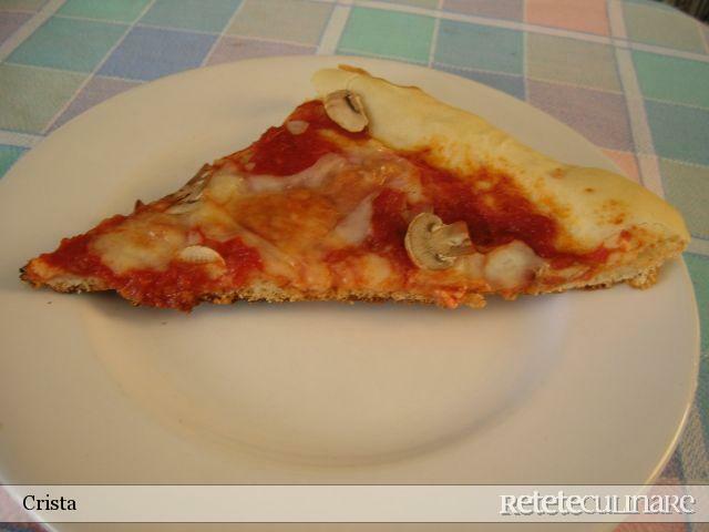 Imagine Reteta culinara Pizza cu Mozzarella, Rosii (suc), Ciuperci si Busuioc | 2review.ro