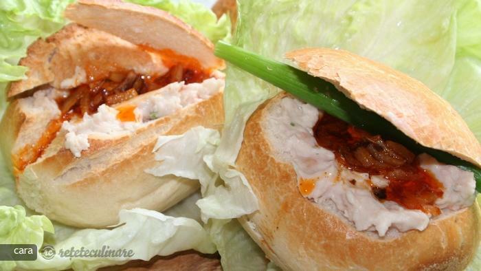 Imagine Reteta culinara Chifle Umplute cu Fasole Facaluita | 2review.ro