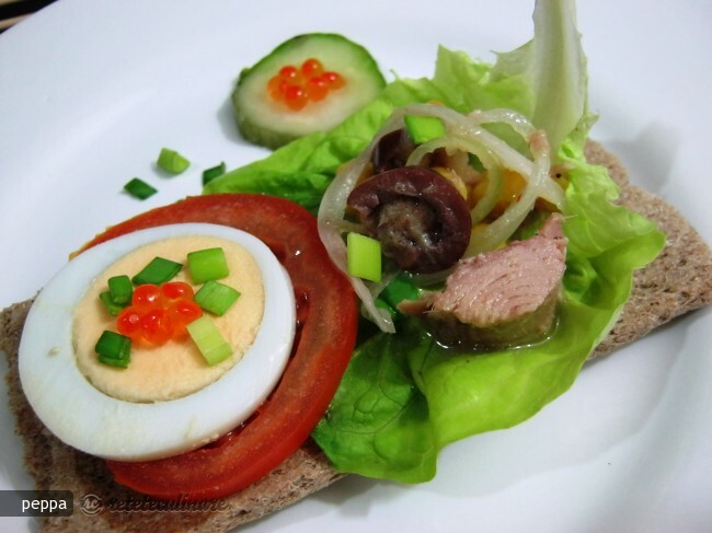 Imagine Reteta culinara Salata de Ton pe Biscuiti de Secara Spelta | 2review.ro