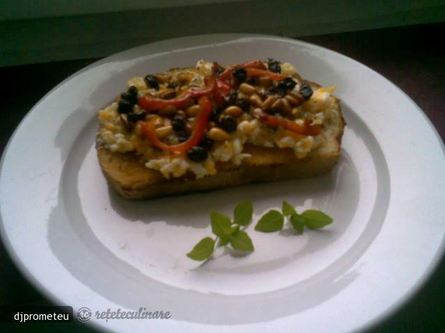 Imagine Reteta culinara Bruchette cu Ou, Seminte de Pin si Stafide | 2review.ro