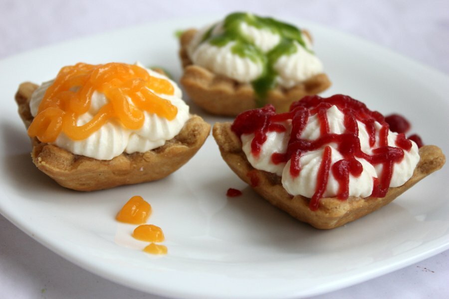 Imagine Reteta culinara Minitarte cu crema de branza si jeleu de legume | 2review.ro