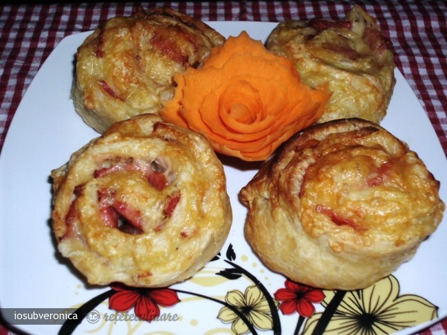 Imagine Reteta culinara Rulouri de Pizza din Aluat de Foietaj | 2review.ro