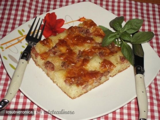 Imagine Reteta culinara Focaccia de Cartofi cu Cascaval Afumat si Carnati | 2review.ro
