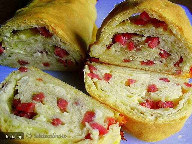 Imagine Reteta culinara Rulada Aperitiv cu Salam si Cascaval | 2review.ro