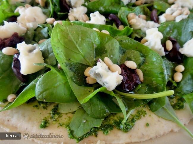 Imagine Reteta culinara Pizza cu Verdeturi, Gorgonzola si Seminte de Pin | 2review.ro