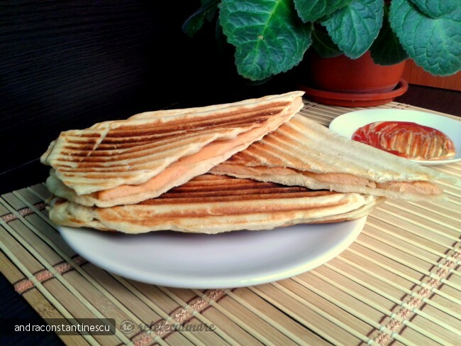 Imagine Reteta culinara Sandvisuri cu cremwusti de pui facute la sandvismaker | 2review.ro