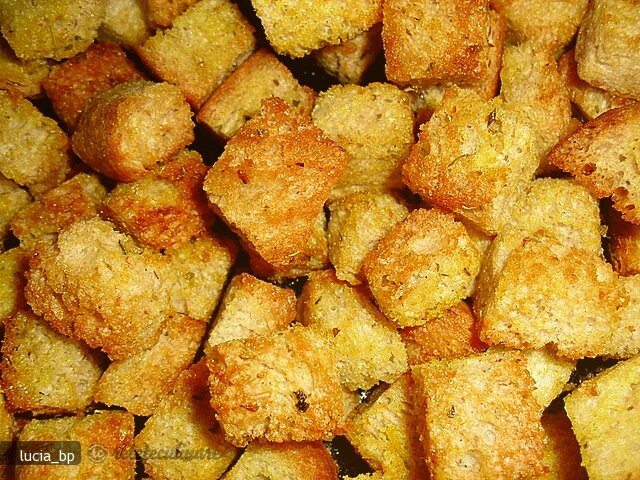 Imagine Reteta culinara Crutoane Aromate cu Turmeric si Oregano | 2review.ro