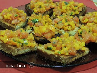 Imagine Reteta culinara Bruschette cu Ardei, Rosii si Busuioc | 2review.ro