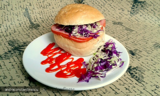 Imagine Reteta culinara Sandvis cu salam, cartofi prajiti si varza | 2review.ro