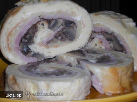 Imagine Reteta culinara Rulada cu Cas (Cascaval) si Ciuperci | 2review.ro