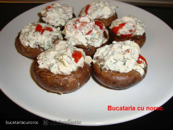 Imagine Reteta culinara Ciuperci Umplute cu Branzeturi | 2review.ro