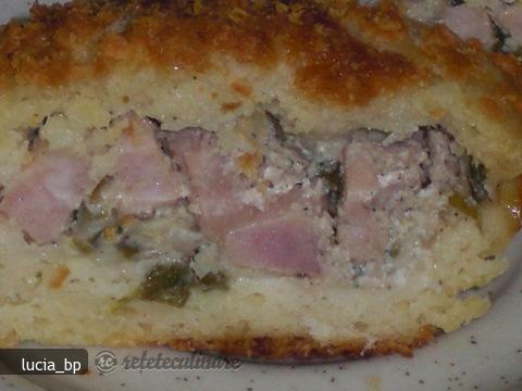 Imagine Reteta culinara Muffins cu Cascaval, Fulgi de Cartofi si Umplutura de Sunca | 2review.ro