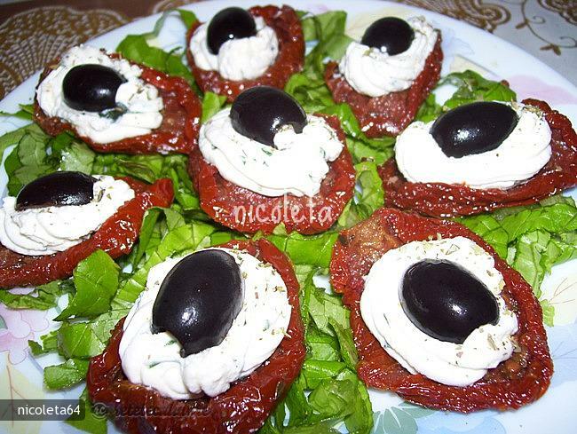 Imagine Reteta culinara Tartine de Rosii Uscate cu Ricotta si Ierburi Aromatice | 2review.ro