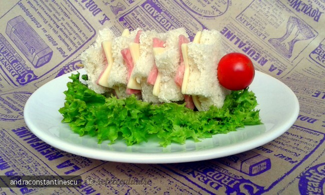 Imagine Reteta culinara Sandvis cu stelute pe bat | 2review.ro