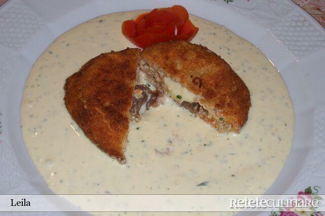 Imagine Reteta culinara Medalioane Din Piept De Fazan Cu Carnat Si Cascaval | 2review.ro