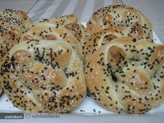 Imagine Reteta culinara Covrigi Sarbesti | 2review.ro