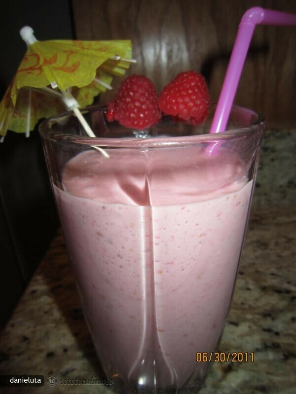 Imagine Reteta culinara Smoothie de Capsuni si Banane | 2review.ro