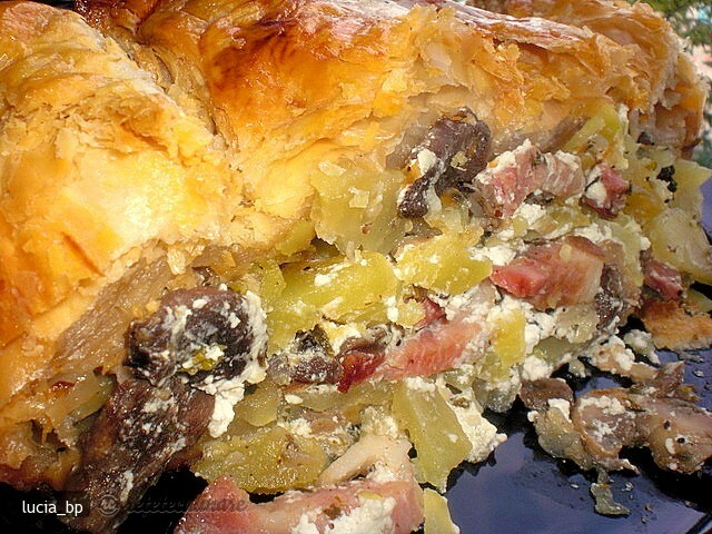 Imagine Reteta culinara Placinta cu Ciuperci, Bacon si Cartofi | 2review.ro