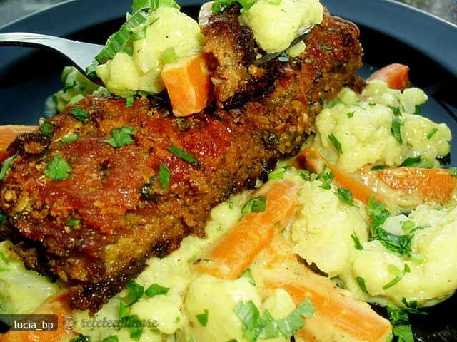 Imagine Reteta culinara Carne Tocata in Crusta cu Legume in Sos | 2review.ro