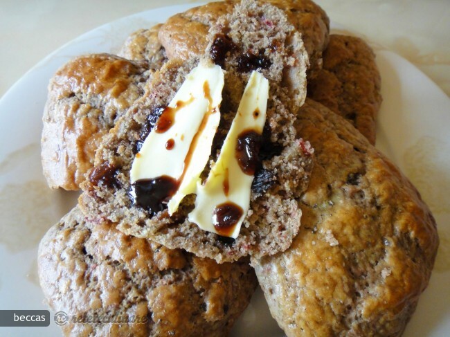 Imagine Reteta culinara Scones cu Stafide, Zmeura si Capsuni | 2review.ro