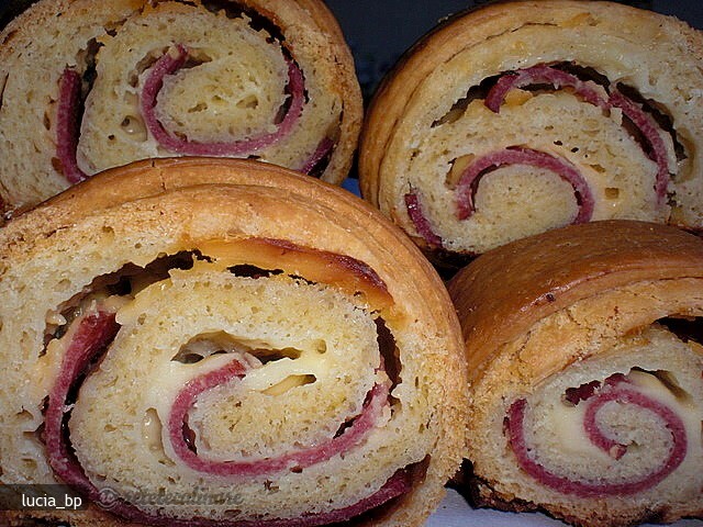 Imagine Reteta culinara Coronita cu Branza Topita si Salam | 2review.ro