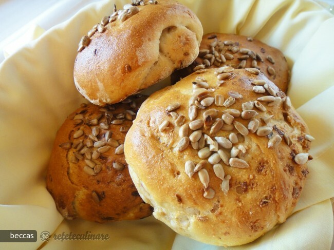 Imagine Reteta culinara Chifle cu Usturoi, Ceapa Rosie si Seminte | 2review.ro