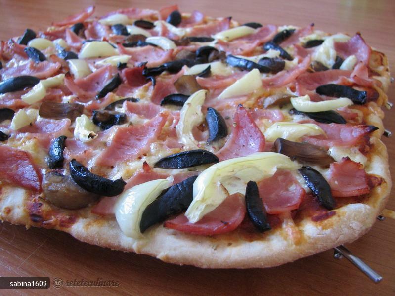 Imagine Reteta culinara Pizza cu Sunca | 2review.ro