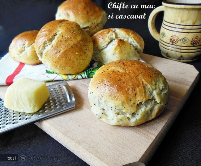 Imagine Reteta culinara Chifle cu mac si cascaval | 2review.ro