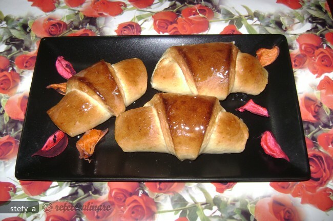 Imagine Reteta culinara Cornuri Pufoase cu Mere | 2review.ro