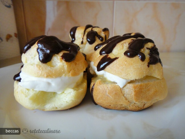 Imagine Reteta culinara Profiteroles cu Sos de Fistic, Frisca si Ciocolata | 2review.ro