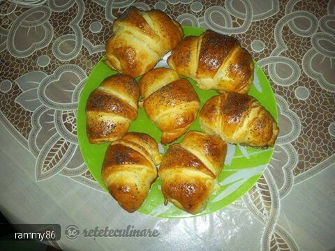 Imagine Reteta culinara Cornuri cu Unt si Branza | 2review.ro