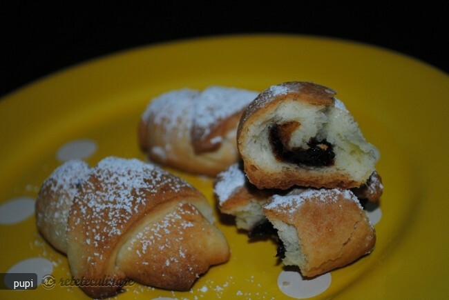 Imagine Reteta culinara Cornulete cu Magiun din Aluat Fraged | 2review.ro