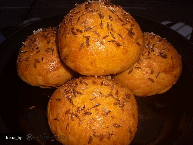 Imagine Reteta culinara Chifle Pufoase cu Chimen si Sare | 2review.ro