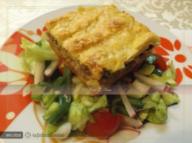 Imagine Reteta culinara Placinta de primavara cu carne si aluat de casa | 2review.ro