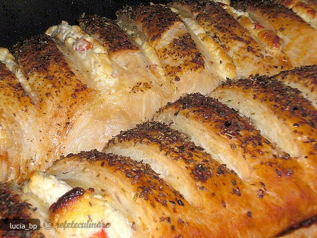 Imagine Reteta culinara Foietaj cu Branza si Ardei Gras Rosu | 2review.ro