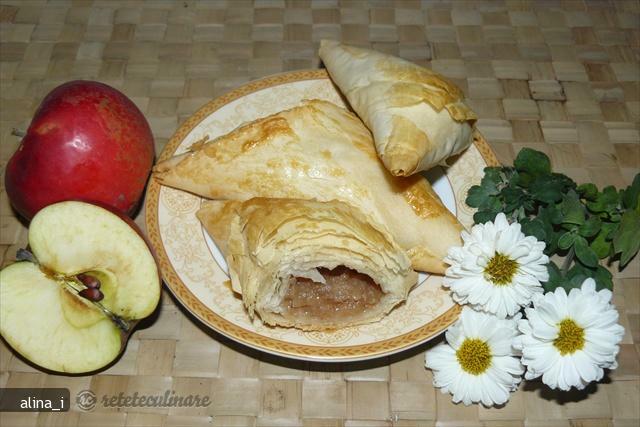 Imagine Reteta culinara Triunghiuri cu Fructe | 2review.ro