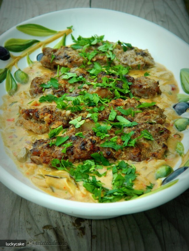 Imagine Reteta culinara Escalop Vita cu Sos de Smantana si Ciuperci | 2review.ro