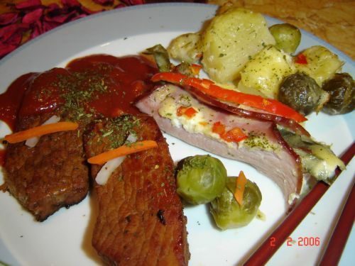 Imagine Reteta culinara Rulouri de muschiulet file cu legume si pulpa de porc | 2review.ro