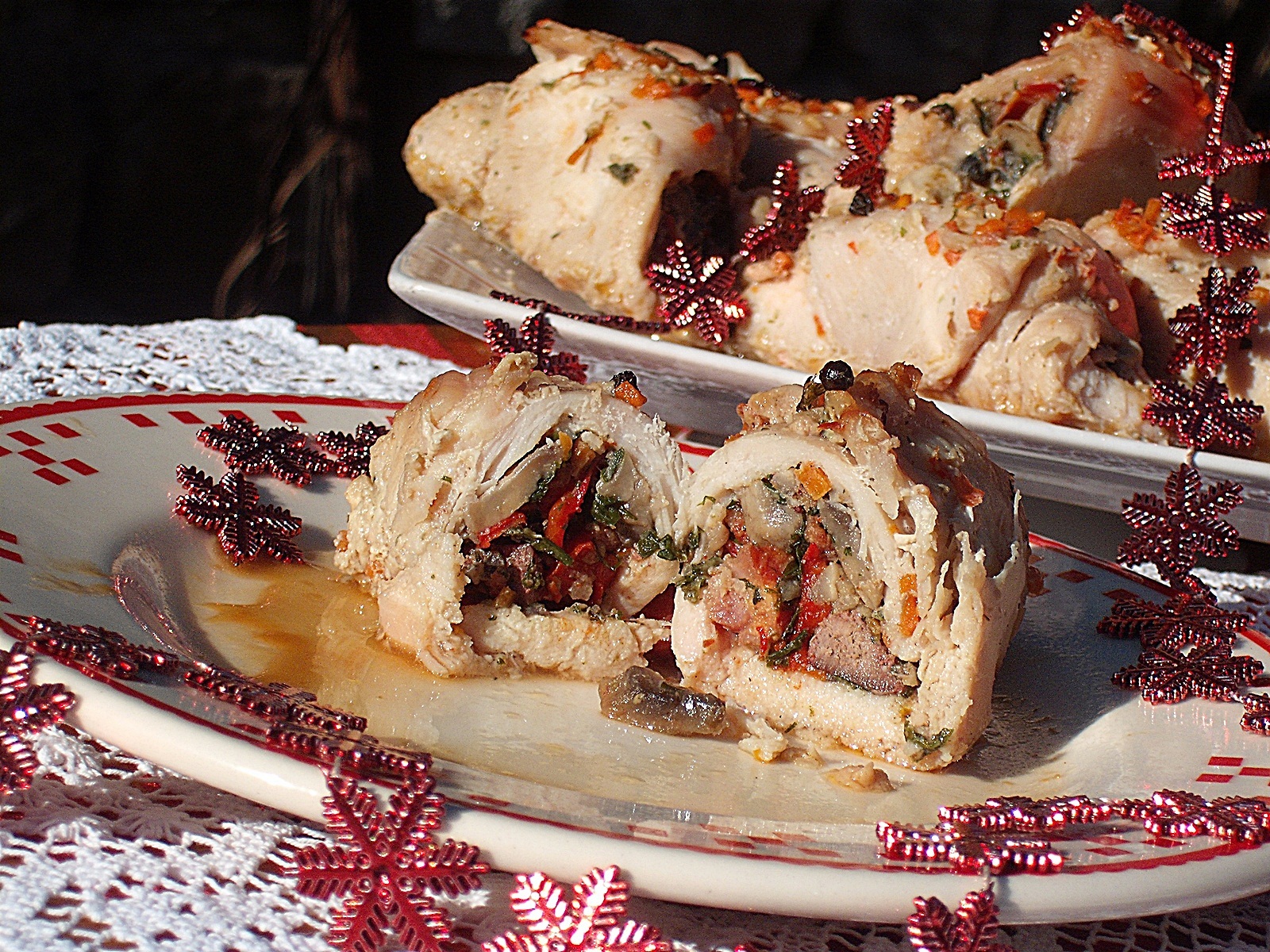 Imagine Reteta culinara Rulada de pui cu ciuperci si ficatei si sos de vin | 2review.ro