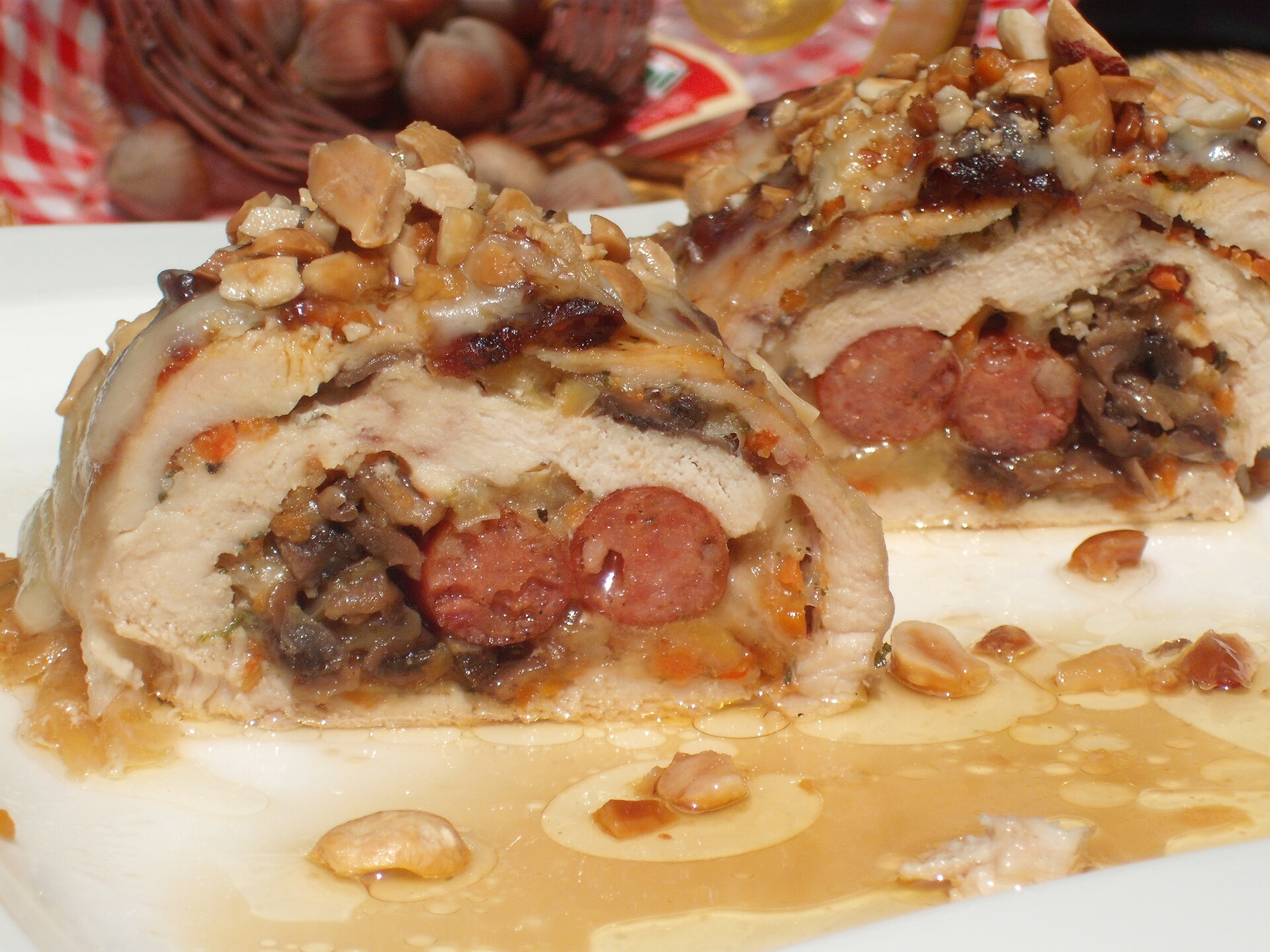 Imagine Reteta culinara Rulada de pui cu ciuperci si carnati | 2review.ro