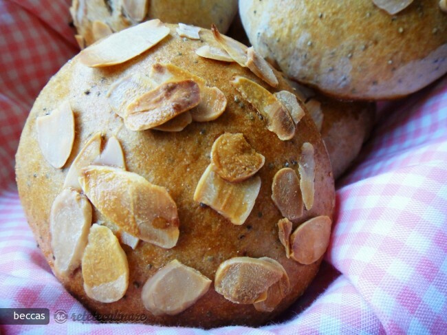 Imagine Reteta culinara Chifle Integrale cu Migdale si Mac | 2review.ro