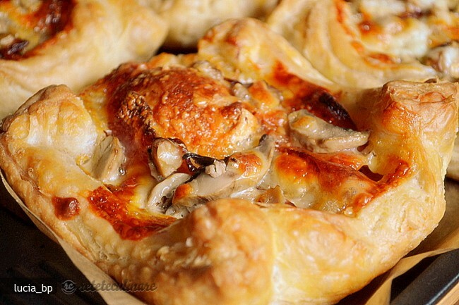 Imagine Reteta culinara Cosulete cu Bacon, Camembert si Ciuperci | 2review.ro