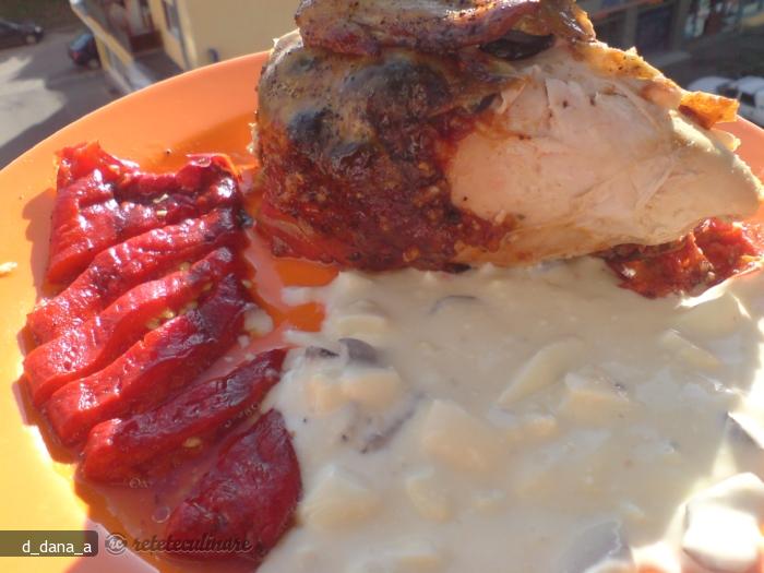 Imagine Reteta culinara Pui Umplut cu Masline pe Pat de Ardei Iute | 2review.ro